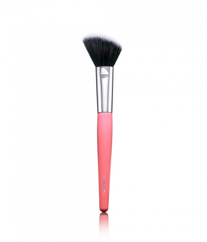 ANGLED BLUSH BRUSH 06 - LIMITED EDITION in the group BRUSHES & TOOLS / BRUSHES / Makeup Brushes at CAIA Cosmetics (CAI526)